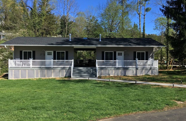 Brand New Blue Ridge Cottage Walking Distance to Downtown Waynesville