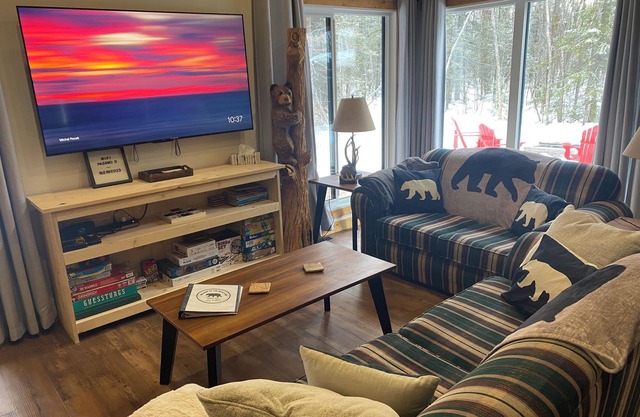 Brand new cabin at Balsam Harbour near Grand Beach w/hot tub & woodstove
