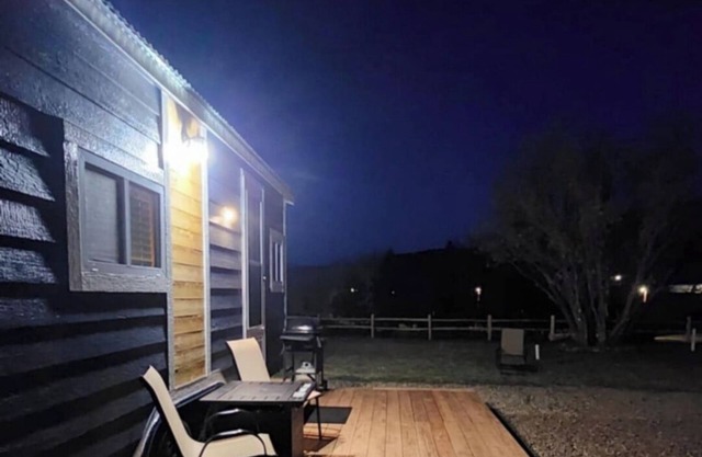 Brand new Cozy 1 bedroom Cabin w/MT View in a quiet and safe neighborhood.