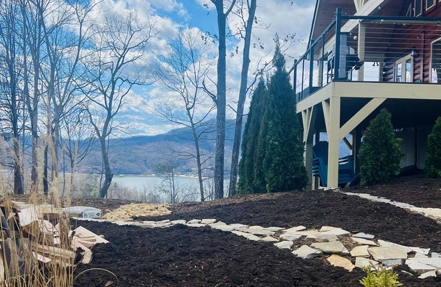Brand new Log cabin with PRIVATE HOT TUB overlooking Lake Lure!
