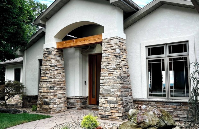 Brand New Luxurious Cliffside Lodge Overlooking the Lake with Pool & Hot Tub