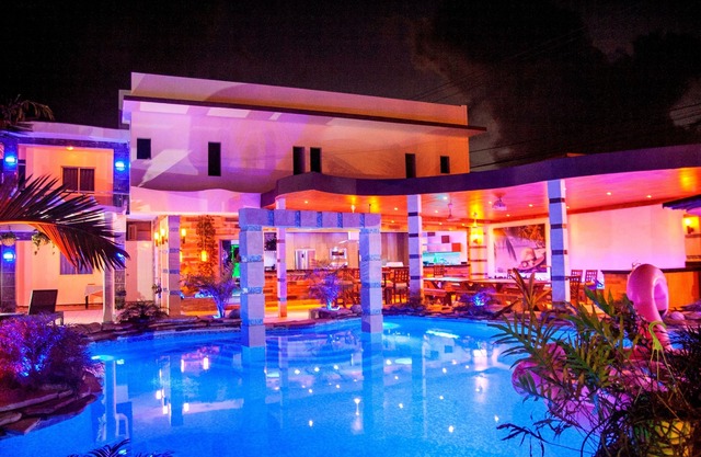 Brand New Luxury 14BD Party Villa, steps from Clubs/Beaches!