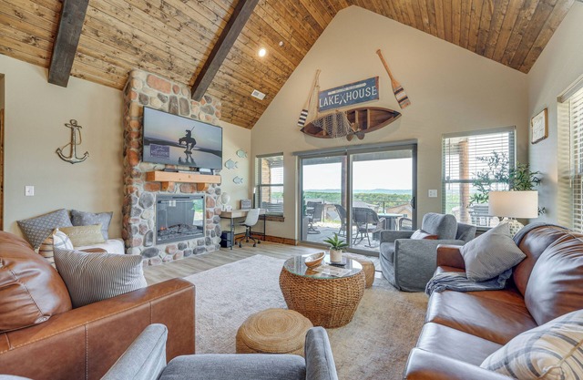 Branson Log Cabin Near Silver Dollar City & Lake!