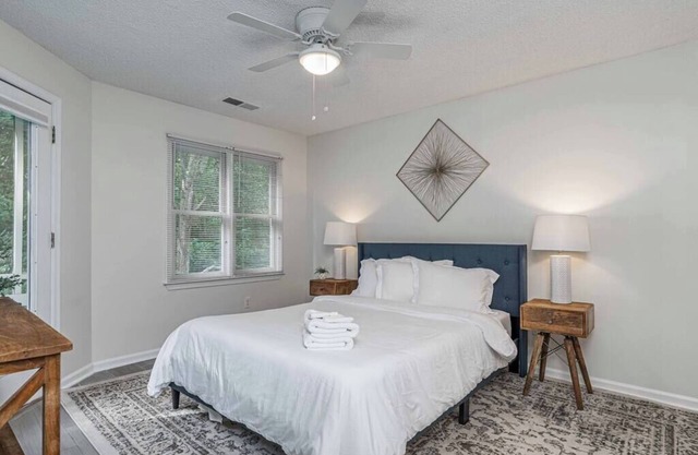 💎 Breakfast at Tiffany’s 💎 Gated Columbia Condo!