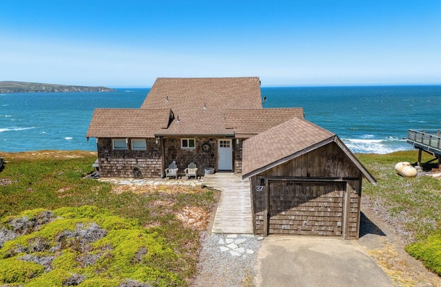 BreakingWaves~ Oceanfront Living w/Ocean Lullabys! Walk to Beach! WIFI