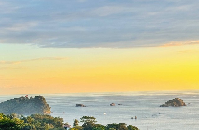 Breathtaking Ocean Vistas, Jungle Bliss, Walk to Eateries & Beach, Fast Internet