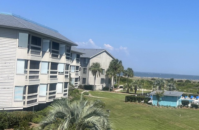 Breathtaking Ocean Sunrise Views. Relax at 3 pools with a BBQ. No Crowds!