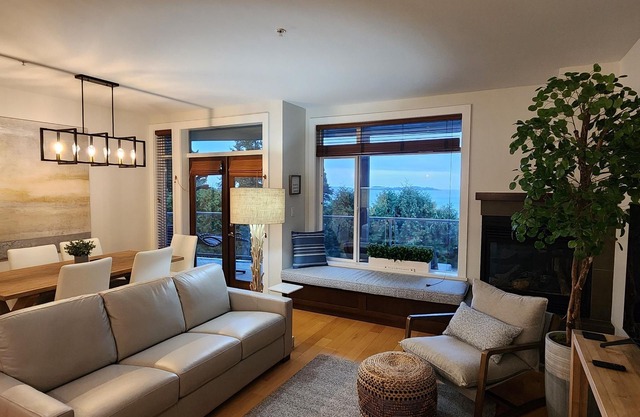 Breathtaking Oceanview Oasis in Vancouver Island 1 min walk to Rathtrevor Beach