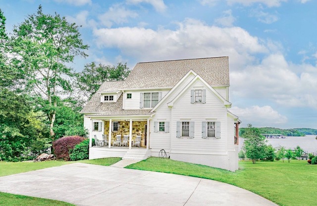 Breathtaking panoramic lake views on deep water!