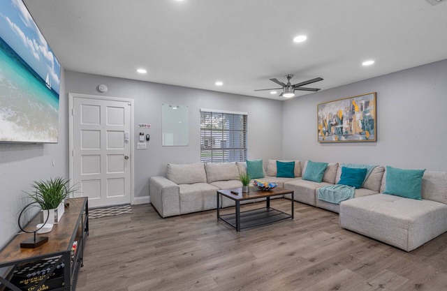 Breathtaking & Renovated Tampa Heated Pool House
