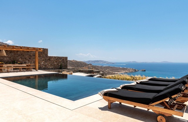 Breathtaking seaview and just 10 minutes away to Mykonos Town Center!