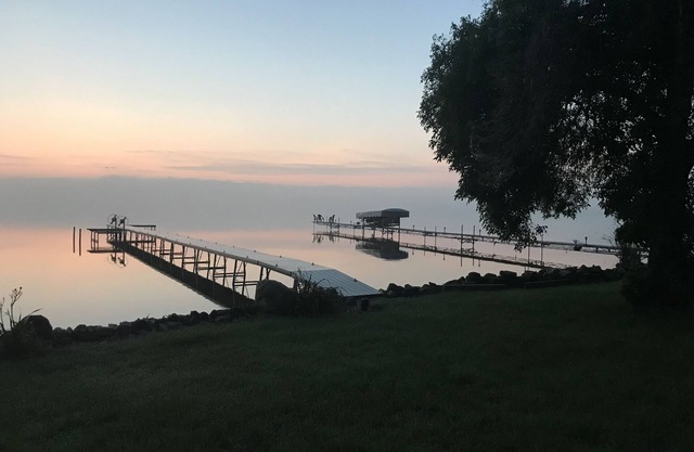 Breathtaking sunrises - 15 min from EAA, Walleye Weekend!