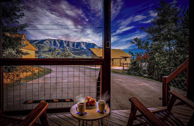 Breathtaking VIEWS Mountain Retreat -Pools-HotTub-DOGS-Pickleball-Baseball
