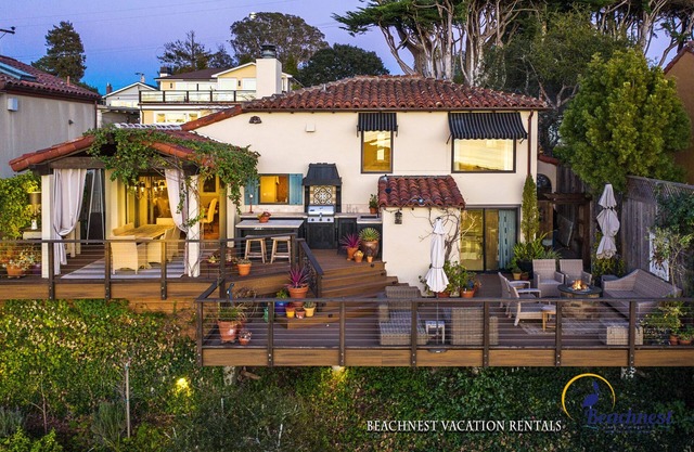 Breathtaking Views overlooking Rio Del Mar & the Monterey Bay. Perfect for Couples.