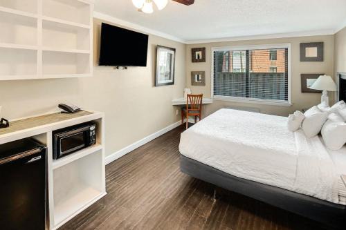 Breezes and Waves Resort View King Room, 1st Flr