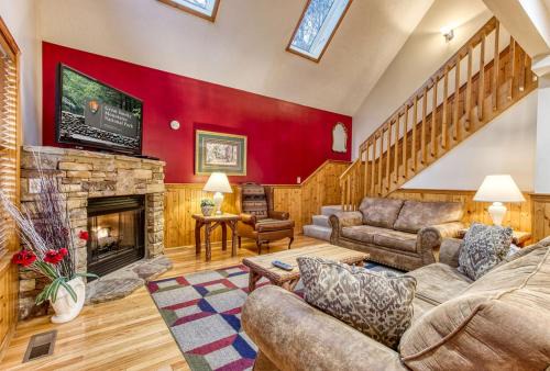 Brentwood, Resort Pool, FREE Attraction tickets, Near Parkway, Hot Tub, Arcade Game, WIFI!