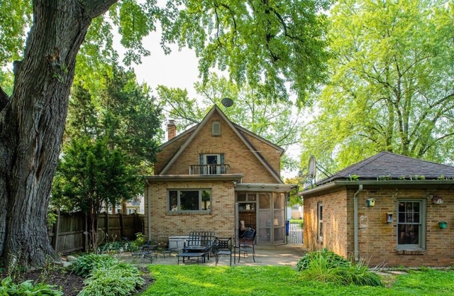 𝐁𝐫𝐢𝐜𝐤 𝐇𝐨𝐮𝐬𝐞 𝐂𝐡𝐚𝐫𝐦 4 br, 3 bath