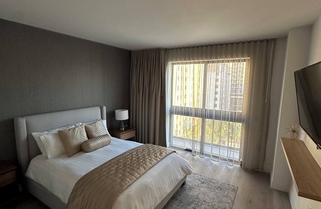 Brickell Apt: Rooftop Pool, Stunning City Views, Modern, Spacious, Walk to Shops