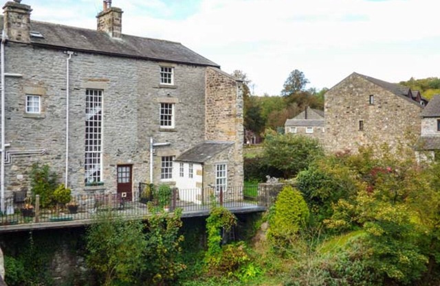 BRIDGE END COTTAGE, pet friendly, with open fire in Ingleton