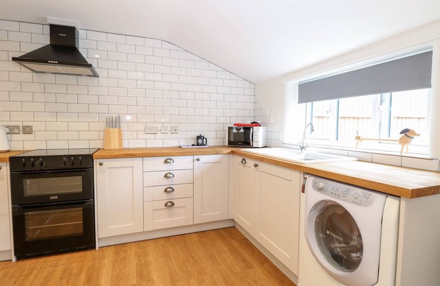 BRIDGE END COTTAGE, pet friendly, with open fire in Mulbarton