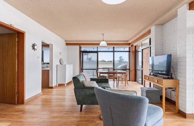 Bridge Street CBD., TOP NOTCH