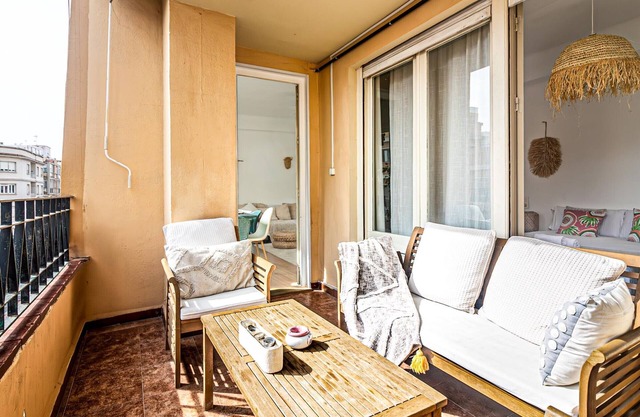 Bright 2-Bed Apartment in Central Málaga, Near Carmen Thyssen Museum