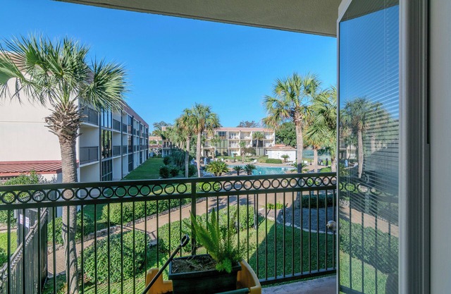 Bright 2 bedroom, 2 bathroom villa with pool view - at beachside Ocean Club