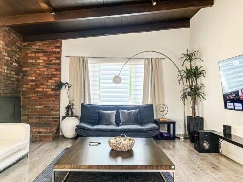 Bright 2-BR Home Near LAX with Shared Yard - SH2-LAD