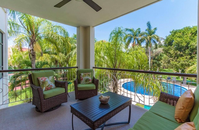 Bright 2BR Oasis - Steps to Pool, Beach and 5th Ave - Tropical Garden Views
