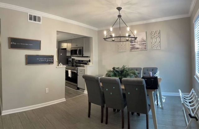 Bright 2BR Townhome Pool & Beach Minutes Away