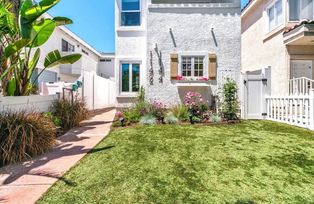 Bright 3-bedroom townhouse, w/ocean views roof deck, AC, walk to everything!