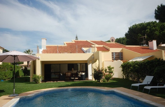Bright 4 bedroom villa in Vilamoura, quiet area, private pool. Billiard table