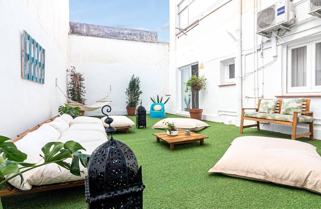 Bright 4BR Apartment in the Heart of Malaga with Patio - Near Carmen Thyssen Museum