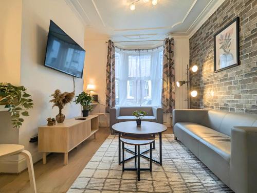 Bright 4br Home Near Anfield & Free Parking