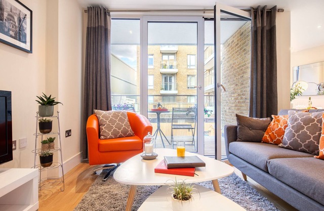 Bright & Airy 2 bedroom Apt minutes away from River Thames in London by MySquare