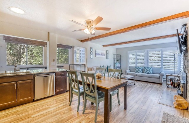 Bright and airy, newly remodeled ski-in ski-out 2BR/1.5BA 880ft condo