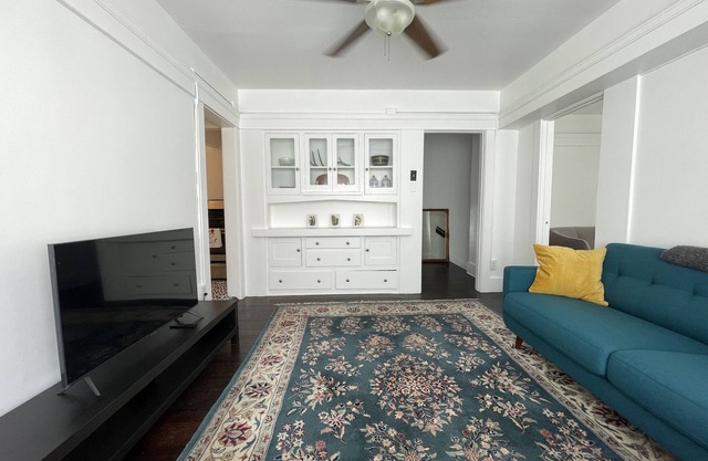 Bright and Charming Upper 2 bedroom, Pine Ave, Long Beach! Pet Friendly!