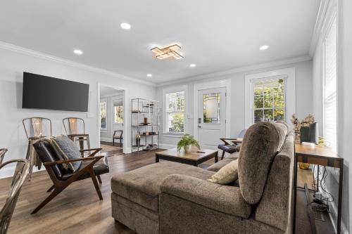 Bright and Modern Close to Everything