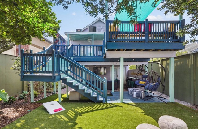 Bright and Open 5 Bedroom with Patio. Sleeps 10!