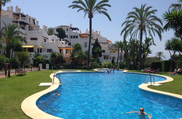 Bright and spacious 2-bedroom flat with 3 lovely balconies, near Marbella