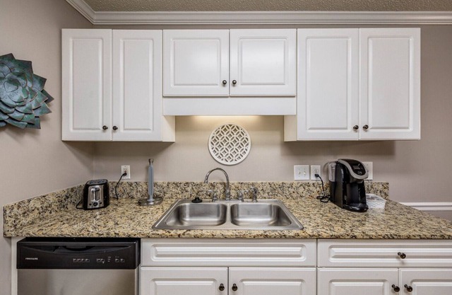 Bright and Spacious Condo with Private Balcony in the Heart of Florence, SC