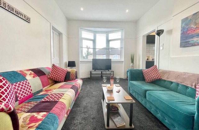 Bright and Stylish 3-Bed Flat in Glasgow