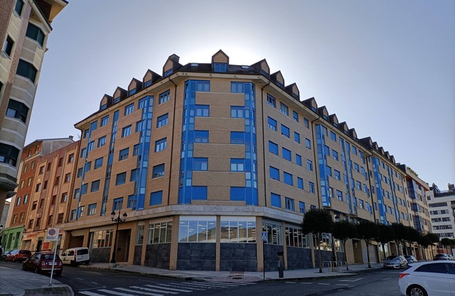 Bright apartment for 5, 15 min. walk from the center, garage and wifi.