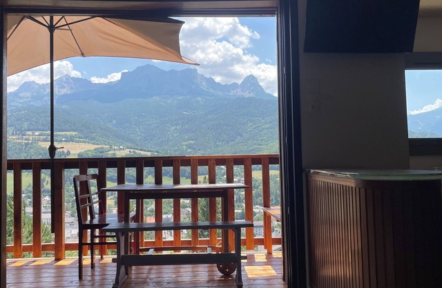 Bright apartment 6/8 people overlooking Barcelonnette. Panoramic View.