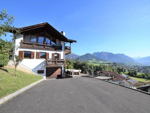 Bright apartment in Val di Fiemme near ski bus