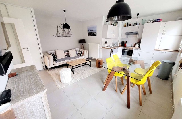 Bright apartment near the beach with parking and WIFI