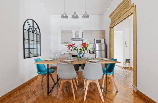 Bright apartment of 100 square meters, which can comfortably accommodate up to 5 people, located on the third floor of a building with lift. The property boasts an exceptional location in the heart of Milan, just a few steps from Piazza Duomo and San Bab