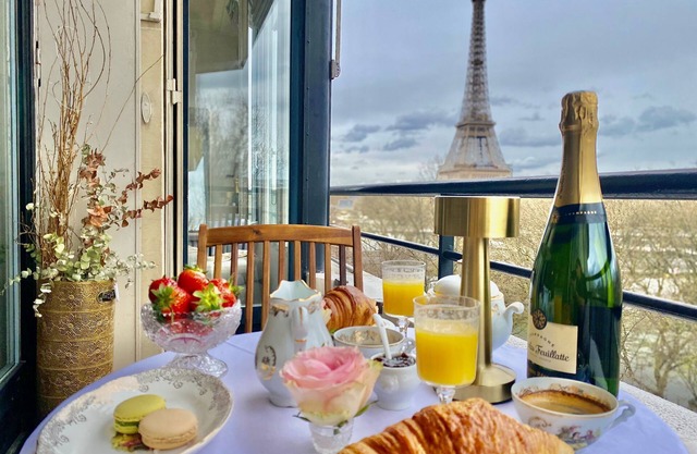 Bright apartment with stunning Eiffel Tower view