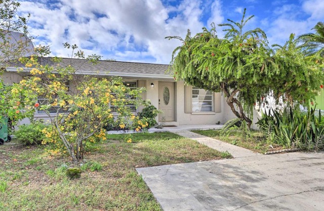 Bright Bradenton Villa Close to Golf Course!