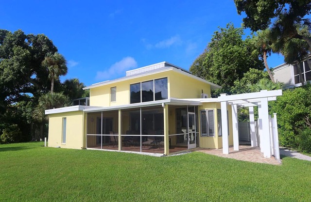 Bright Breezy Spacious Bayview Condo-Walk to Beach